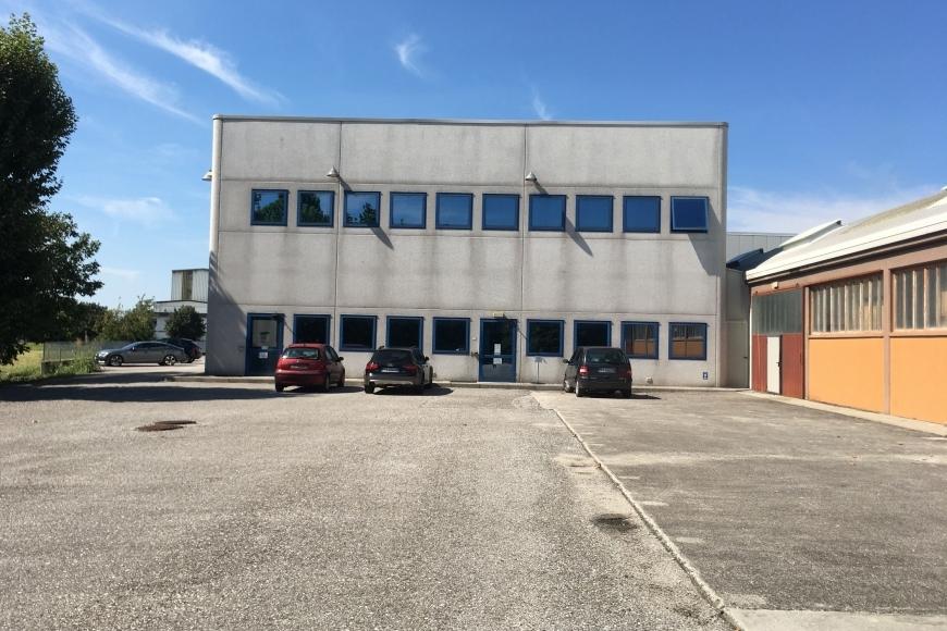 INTERO COMPLESSO COMMERCIALE/INDUSTRIALE